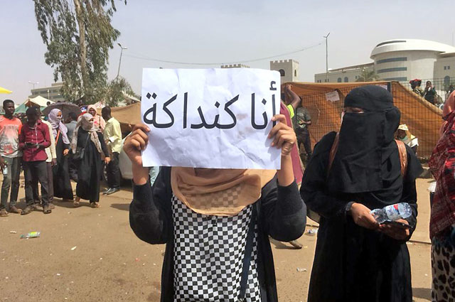 A Sudanese demonstrator holds a slogan reading in Arabic: ‘I am a kandake’ (Meroitic language term for queen) during a rally in front of the military headquarters in the capital Khartoum, on Wednesday (AFP photo)